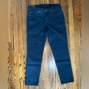 Skinny jean from top to bottom with built in stretch.